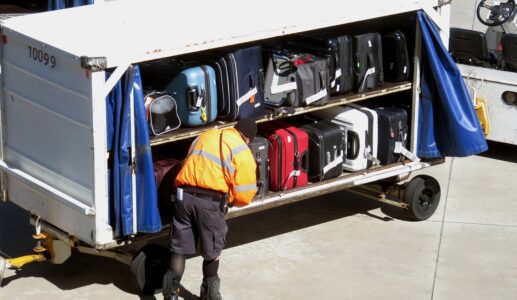 Gepäckabfertiger für den Flughafen ”Amigdhaleon Airport Lydia” (Nord Griechenland)